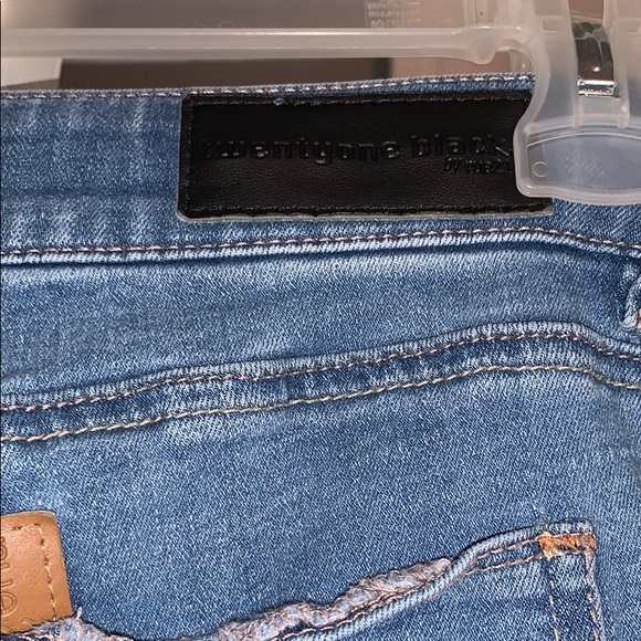 Cute Light Wash Ripped Jeans👖 - Picture 5 of 6